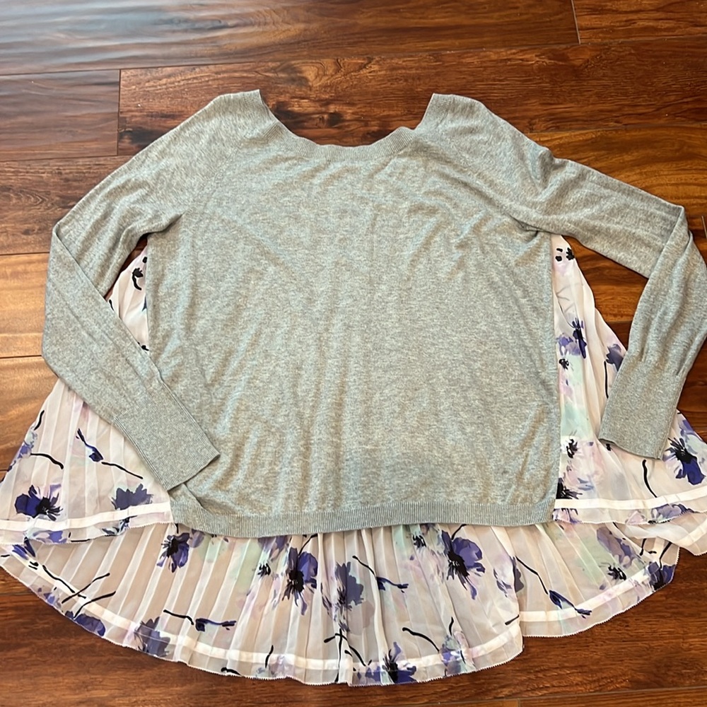 Victoria’s Secret Flowy Sweater Top, Size Medium, Gray with Purple Print Chiffon